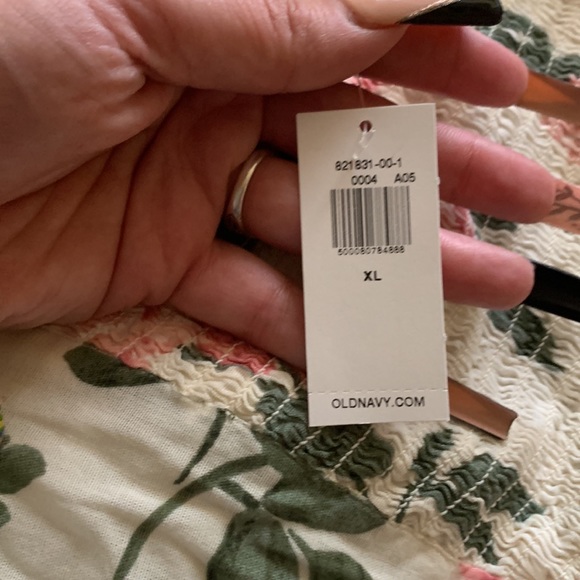 Please read description. NWT old navy top size XL - Picture 4 of 6